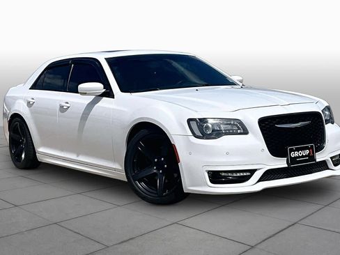 Used 2018 Chrysler 300 S w/ 300S Premium Group RWD image 4