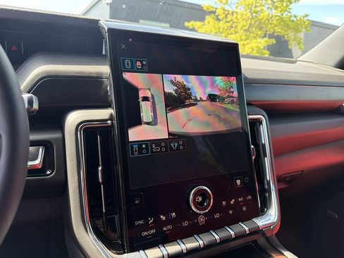 Used 2026 GMC Yukon Denali w/ Sun & Power Step Package AWD/4WD image 39