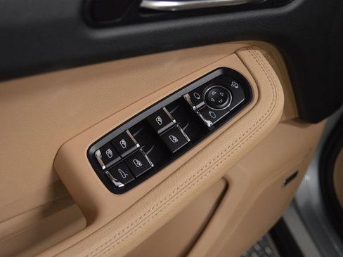 Certified 2025 Porsche Macan AWD/4WD image 18