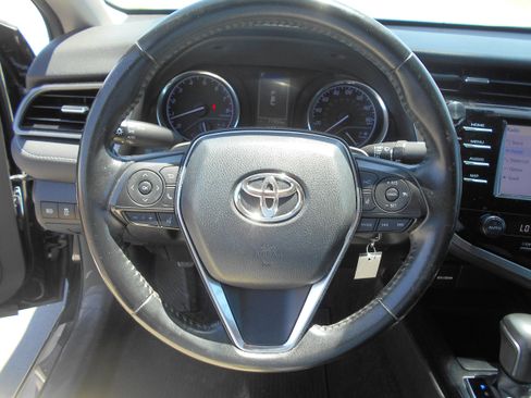 Used 2019 Toyota Camry SE w/ Accessory Appearance Package FWD image 4