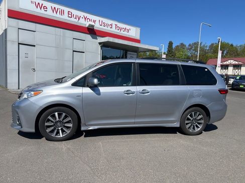 Used 2018 Toyota Sienna XLE w/ XLE Navigation Package AWD/4WD image 7