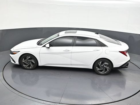 Used 2025 Hyundai Elantra SEL FWD image 16