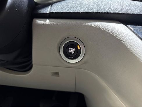 Used 2024 Chrysler Pacifica Touring-L FWD image 27