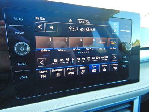 Used 2025 Volkswagen Taos SE image 16