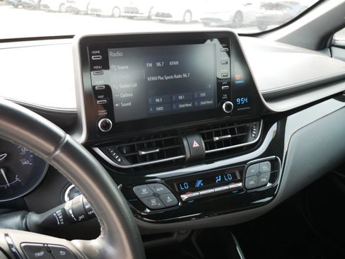 Used 2019 Toyota C-HR XLE FWD image 3