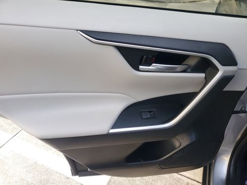 Used 2020 Toyota RAV4 XLE Premium image 15