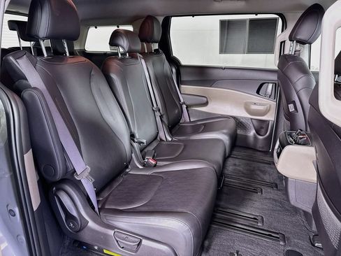 Used 2025 Kia Carnival EX FWD image 36