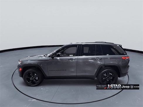 Used 2023 Jeep Grand Cherokee Altitude image 3