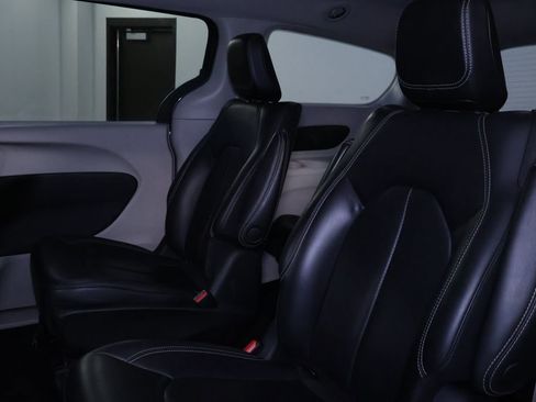 Used 2023 Chrysler Pacifica Touring-L image 15