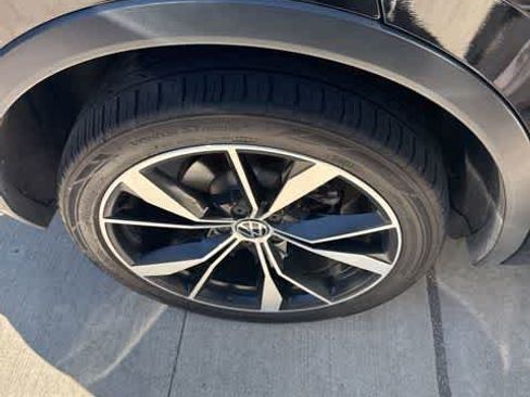 Certified 2022 Volkswagen Tiguan SEL R-Line image 5