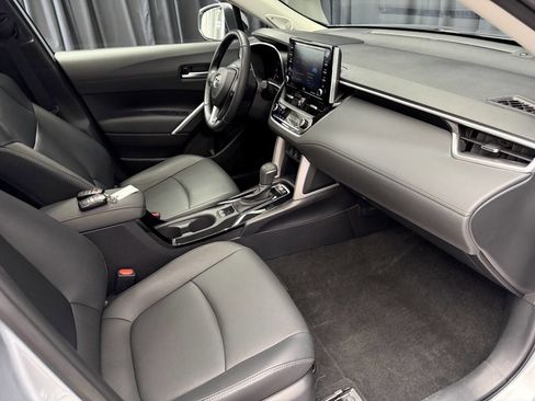 Used 2022 Toyota Corolla Cross XLE w/ Convenience Package AWD/4WD image 23