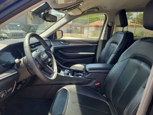 Used 2023 Jeep Grand Cherokee L Limited w/ Black Appearance Package AWD/4WD image 17