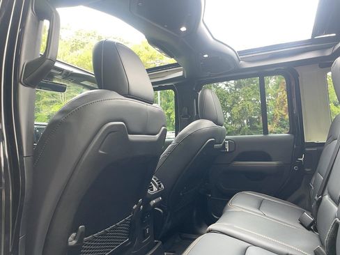 Used 2025 Jeep Wrangler Unlimited Sahara image 16