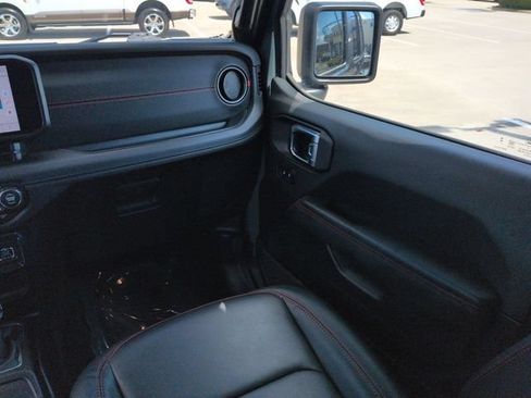 Used 2025 Jeep Wrangler Unlimited Rubicon AWD/4WD image 17