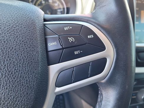 Used 2018 Jeep Cherokee Latitude Plus w/ Cold Weather Group AWD/4WD image 15