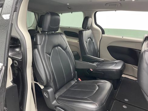 Used 2022 Chrysler Pacifica Touring-L FWD image 35