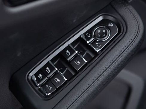 Certified 2026 Porsche Macan AWD/4WD image 25