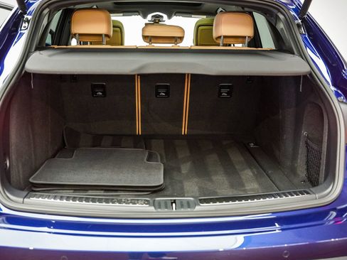 Certified 2025 Porsche Macan AWD/4WD image 30