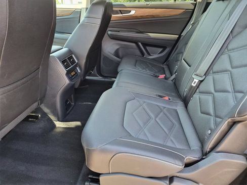 Used 2025 Volkswagen Atlas SE AWD/4WD image 27