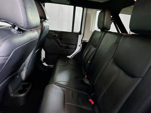Used 2015 Jeep Wrangler Unlimited Sahara image 24