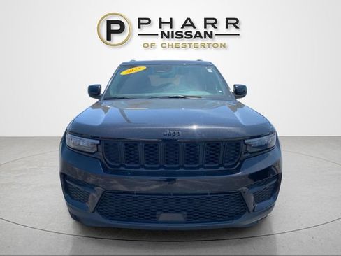 Used 2025 Jeep Grand Cherokee Altitude AWD/4WD image 8