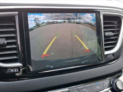 Used 2024 Chrysler Pacifica Touring-L image 15