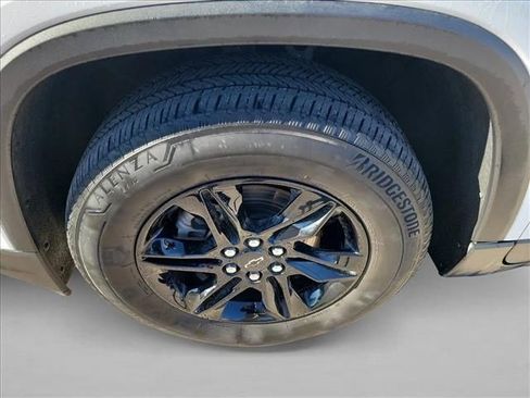 Used 2023 Chevrolet Traverse LT FWD image 9