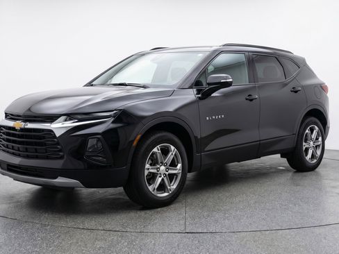 Used 2025 Chevrolet Blazer LT image 3