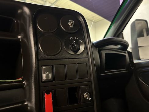 Used 2005 GMC TopKick C4500 4x4 Regular Cab image 30