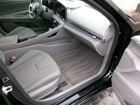 Used 2024 Hyundai Elantra SEL w/ Convenience Package image 10