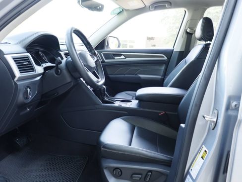 Used 2021 Volkswagen Atlas SE w/ Panoramic Sunroof Package FWD image 9