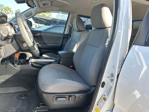 Used 2022 Toyota Tacoma SR5 w/ Technology Package RWD image 3