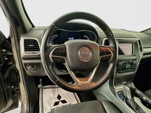 Used 2019 Jeep Grand Cherokee Laredo AWD/4WD image 12
