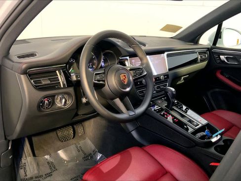 Used 2025 Porsche Macan image 4