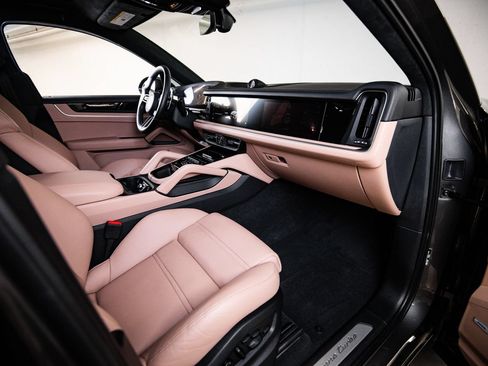 Certified 2024 Porsche Cayenne Turbo AWD/4WD image 29