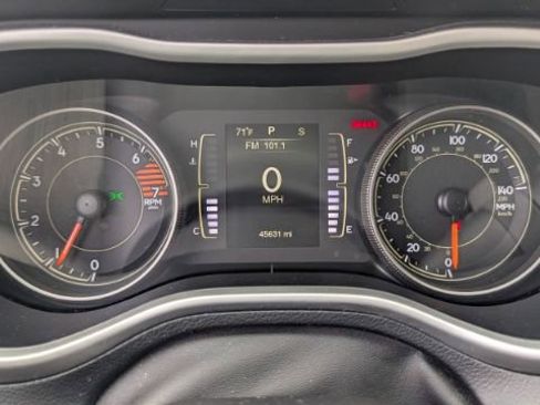 Used 2016 Jeep Cherokee Sport image 28