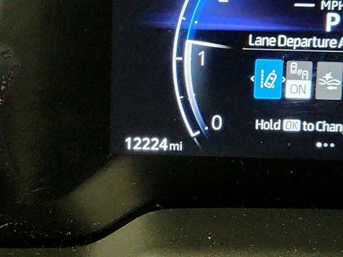 Used 2023 Toyota Corolla Cross XLE image 14