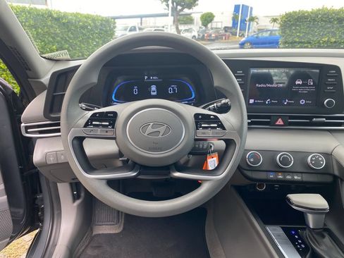 Used 2025 Hyundai Elantra SE w/ Cargo Package FWD image 32