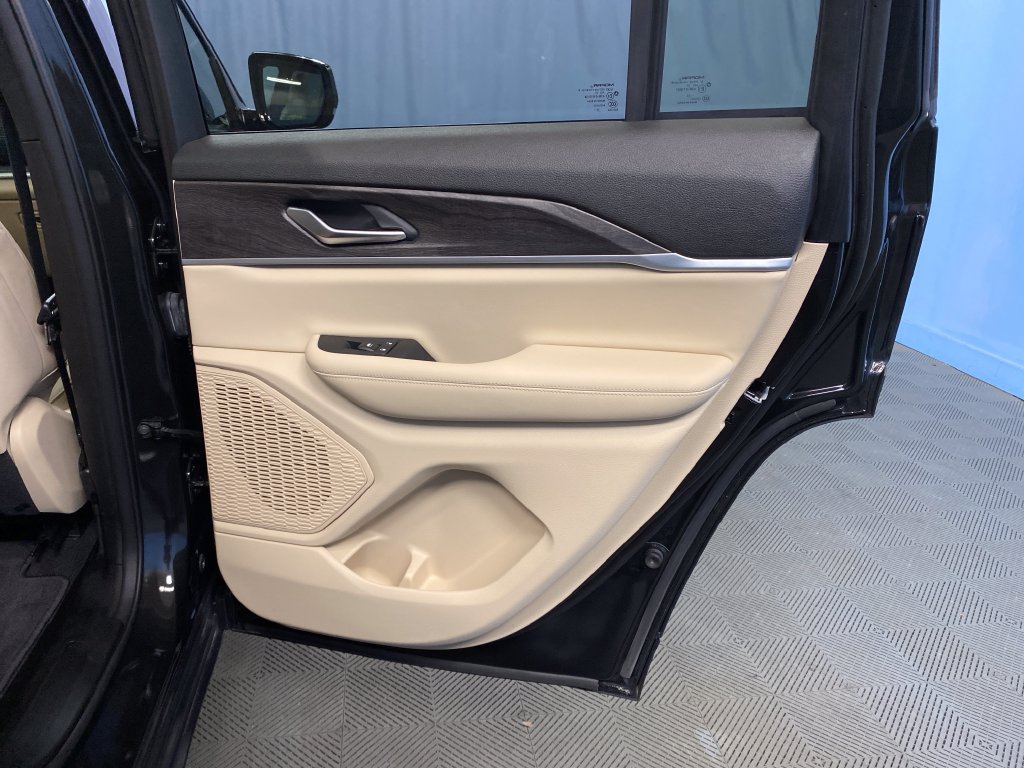 Used 2024 Jeep Grand Cherokee Limited AWD/4WD image 40