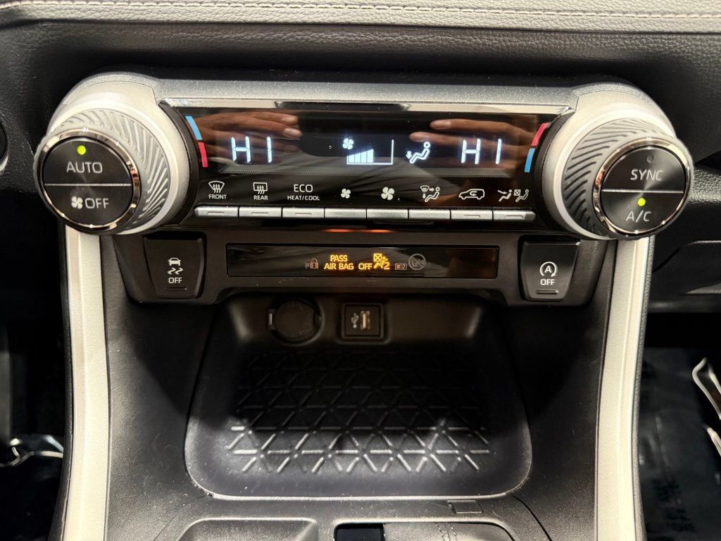 Used 2025 Toyota RAV4 XLE FWD image 34