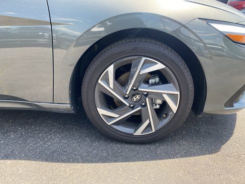 New 2025 Hyundai Elantra Limited FWD image 9