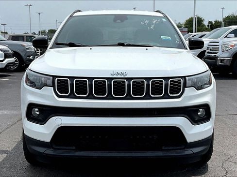 Used 2024 Jeep Compass Latitude AWD/4WD image 2