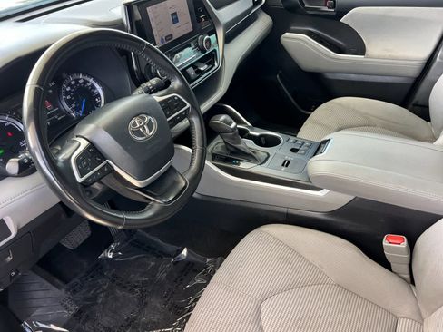 Used 2023 Toyota Highlander LE AWD/4WD image 12