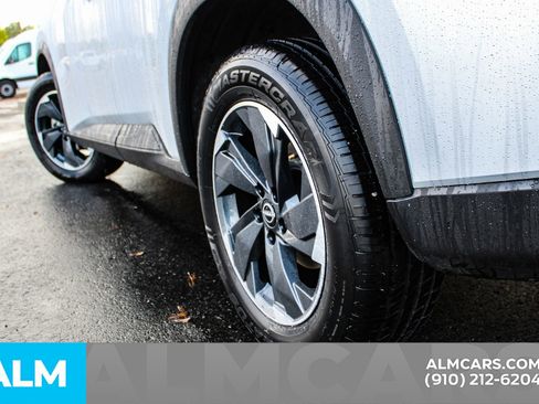 Used 2024 Nissan Rogue SV image 11