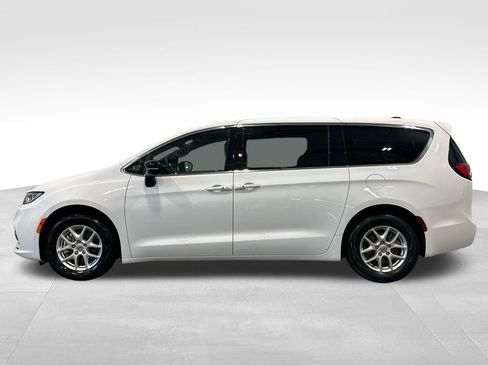 Used 2025 Chrysler Pacifica Select FWD image 4