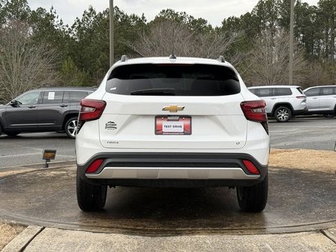 Used 2025 Chevrolet Trax LT w/ LT Convenience Package image 6