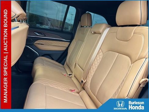 Used 2025 Jeep Grand Cherokee Summit w/ Obsidian Package AWD/4WD image 14