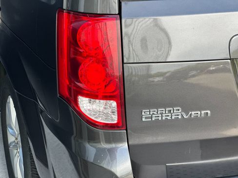 Used 2016 Dodge Grand Caravan SXT w/ UConnect Hands-Free Group FWD image 22