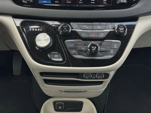 Used 2024 Chrysler Pacifica Touring-L FWD image 11
