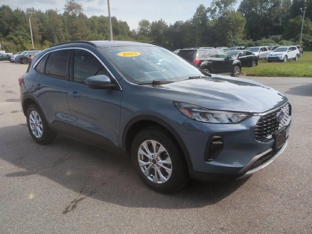 Used 2023 Ford Escape Active w/ Tech Pack #2 AWD/4WD image 3